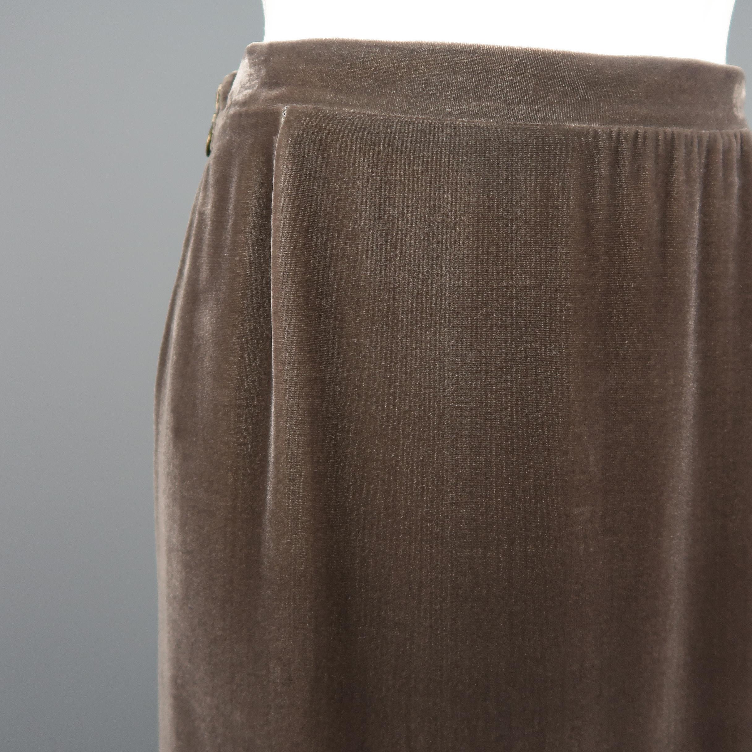 MISSONI pencil skirt comes in taupe gray silk blend velvet with a gathered front, and double dark gold tone zip sides. With Tags. Minor imperfections from hanger and tags. As-is. Made in Italy.  Retails $915.00
 
Good Pre-Owned Condition.
Marked: IT