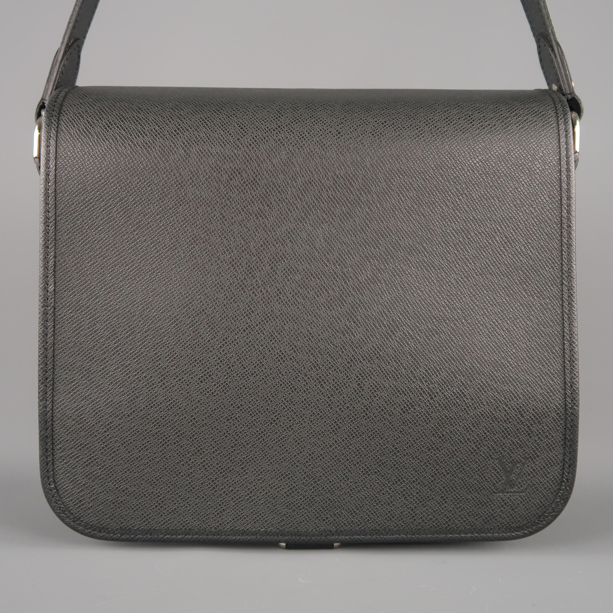 LOUIS VUITTON Andrei Crossbody Messenger bag come in a black pebbled leather, with a snap closure at base, silver tone hardware, dual slit pockets at interior and slit pocket at the back. Date code reads BA2038. Made in France / 2008.
 
Brand New