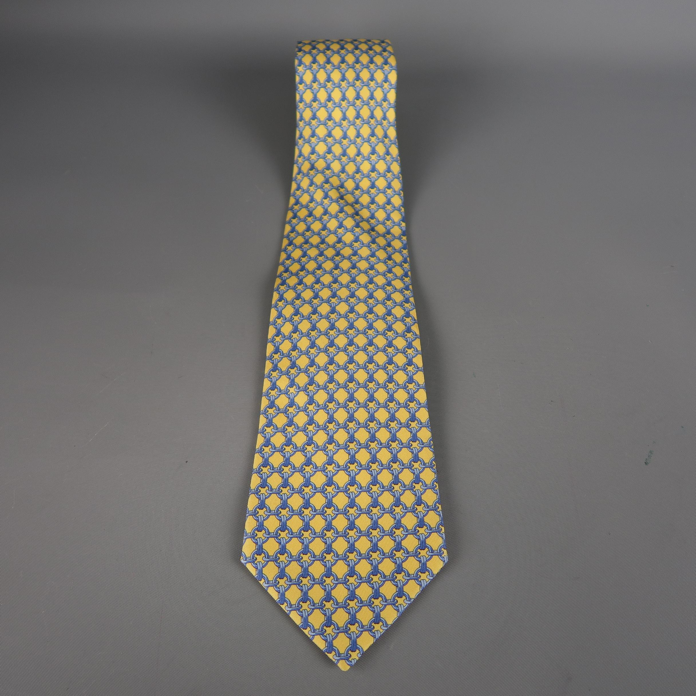HERMES tie come in yellow silk with an all over blue tones chain print. Made in France.
 
Excellent Pre-Owned Condition.
 
Width: 3.5 in.