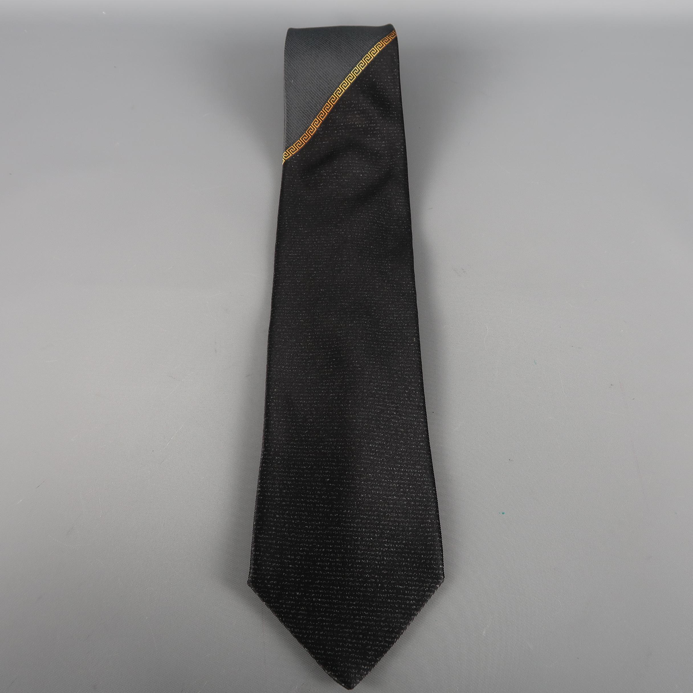 GIANNI VERSACE tie come in charcoal silk in two tones, with a greek key detail. Made in Italy.
 
Excellent Pre-Owned Condition.
 
Width: 3.5 in.