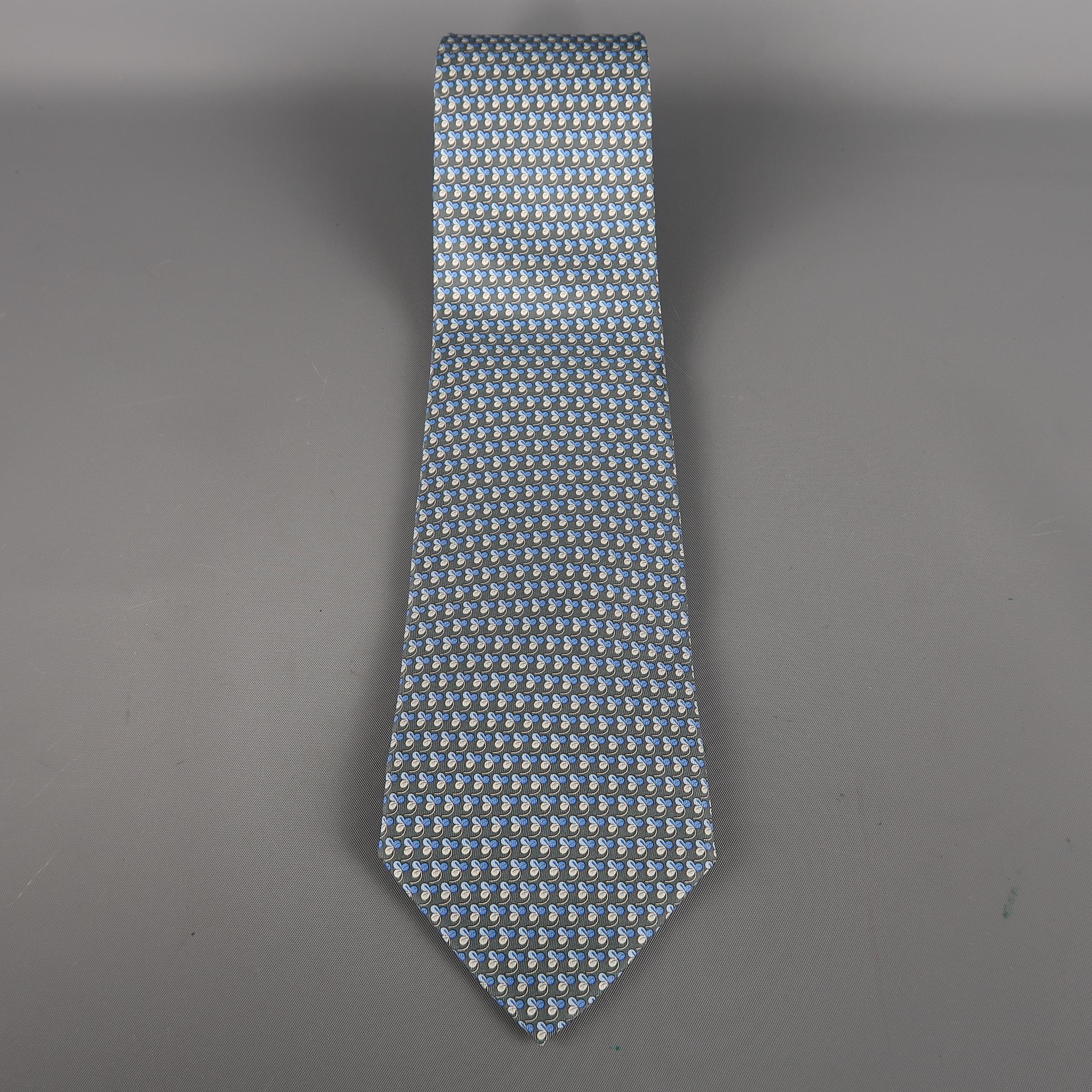 SALVATORE FERRAGAMO tie come in grey and blue silk  with an all over shamrock print. Made in Italy.
 
Excellent Pre-Owned Condition.
 
Width: 3.5 in.