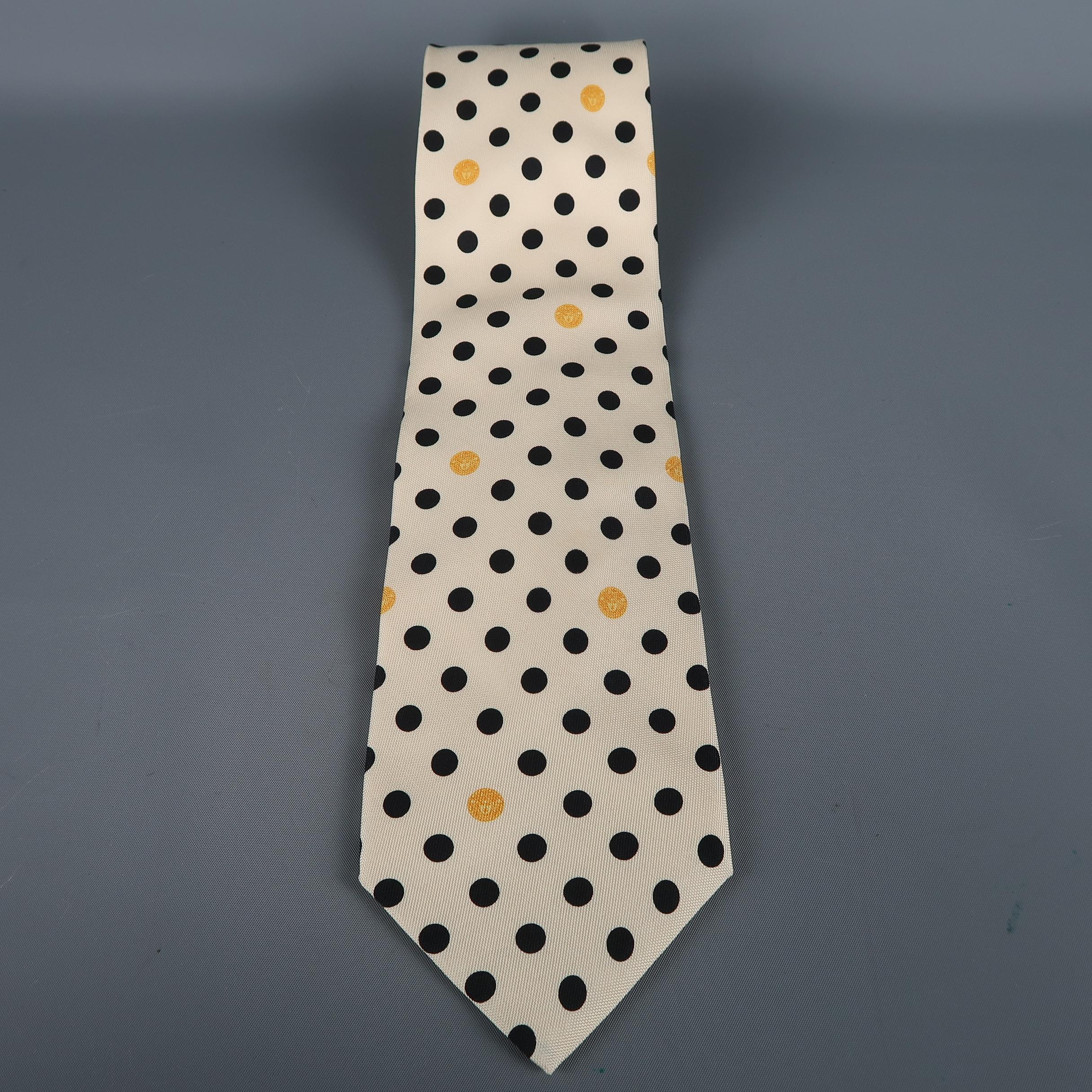 GIANNI VERSACE  tie come in beige silk with an all over polka dots print. Made in Italy.
 
Excellent Pre-Owned Condition.
 
Width: 4 in.