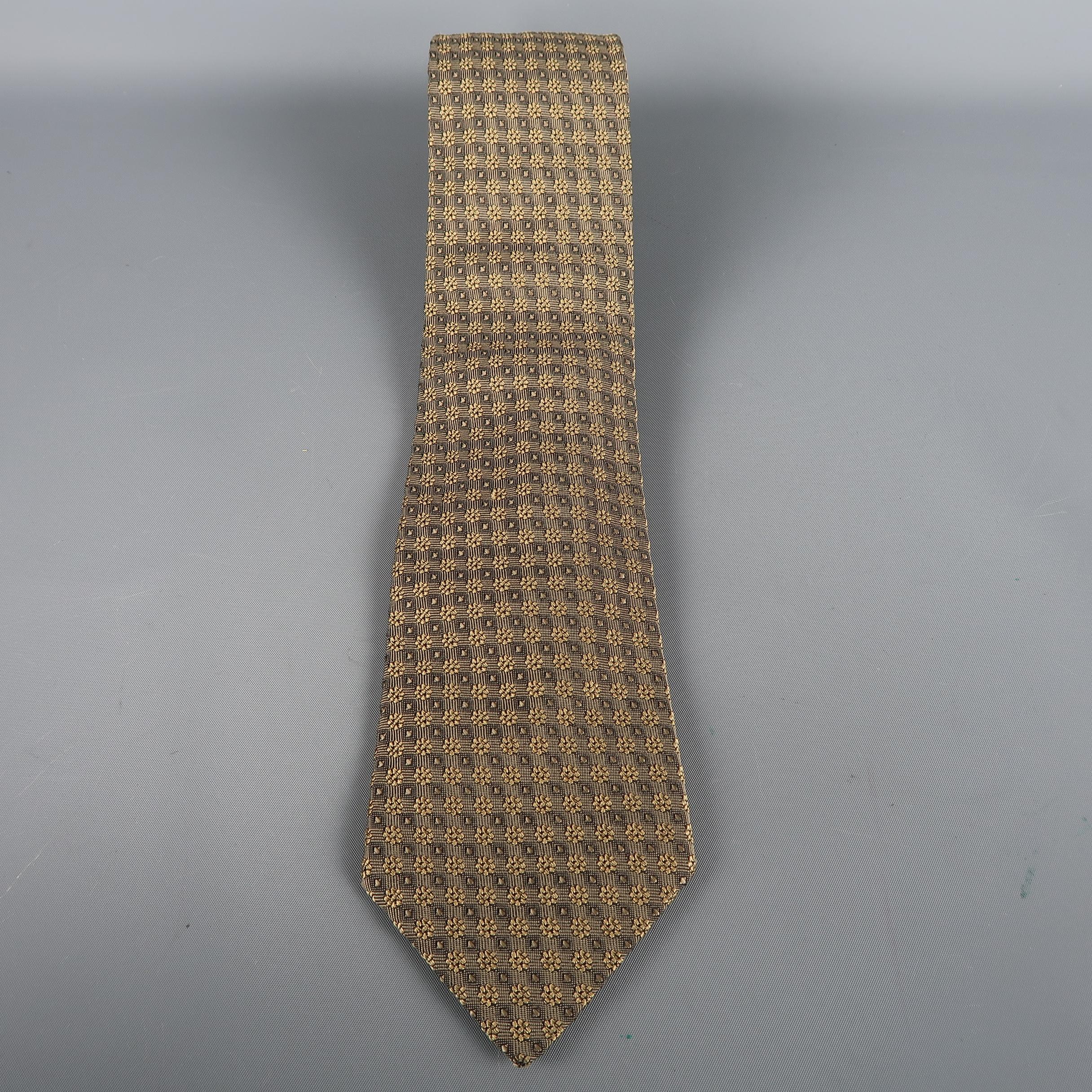 HERMES tie comes in a gold silk with an all over woven squares. Made in France.
 
Excellent Pre-Owned Condition.
 
Width: 3.5 in.
