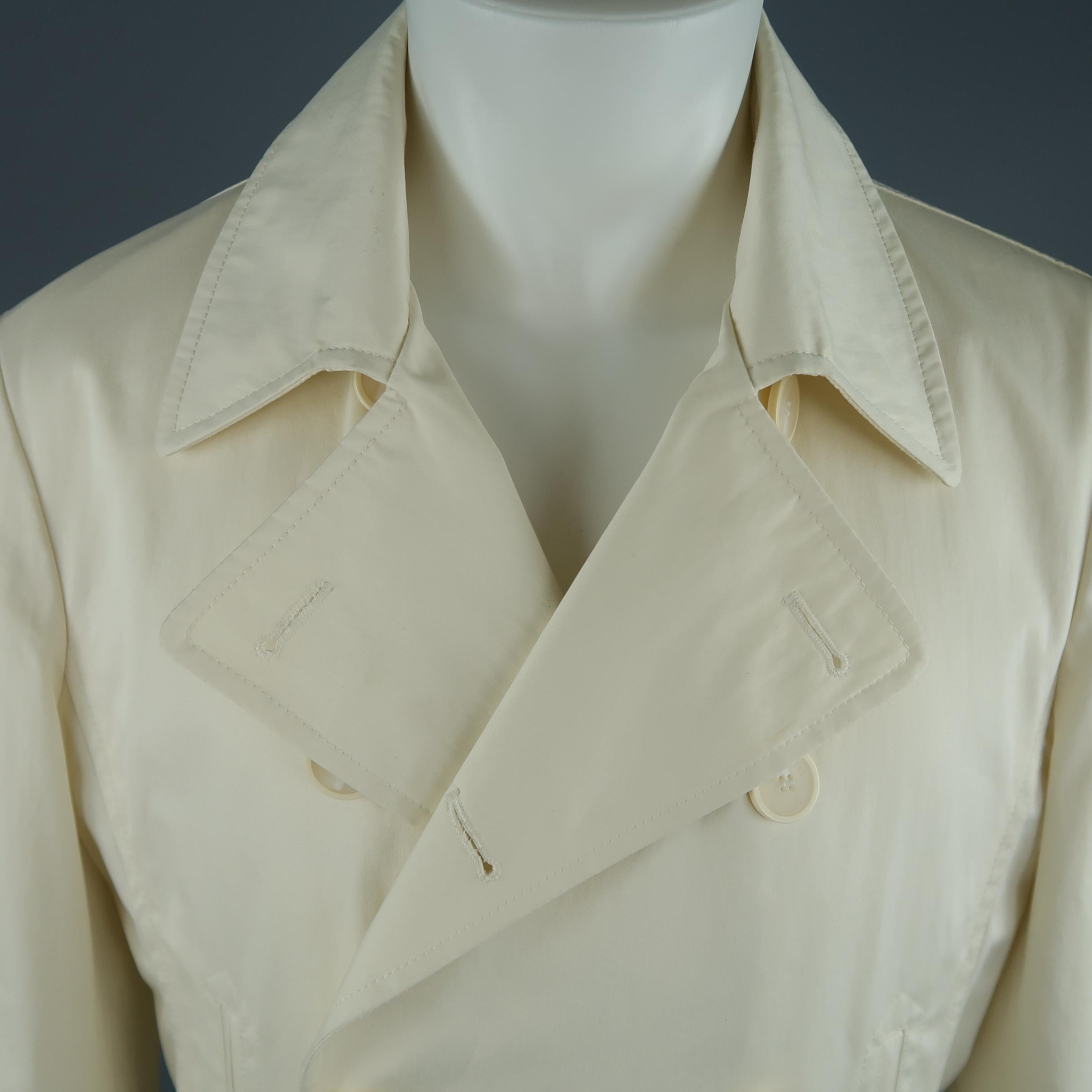 PAL ZILERI overcoat comes in light cream khaki cotton with a pointed lapel, double breasted button closure, and slit pockets. Made in Italy.
 
New with Tags Pre-Owned Condition.
Marked: 40
 
Measurements:
 
Shoulder: 18 in.
Chest: 46 in.
Sleeve: 26