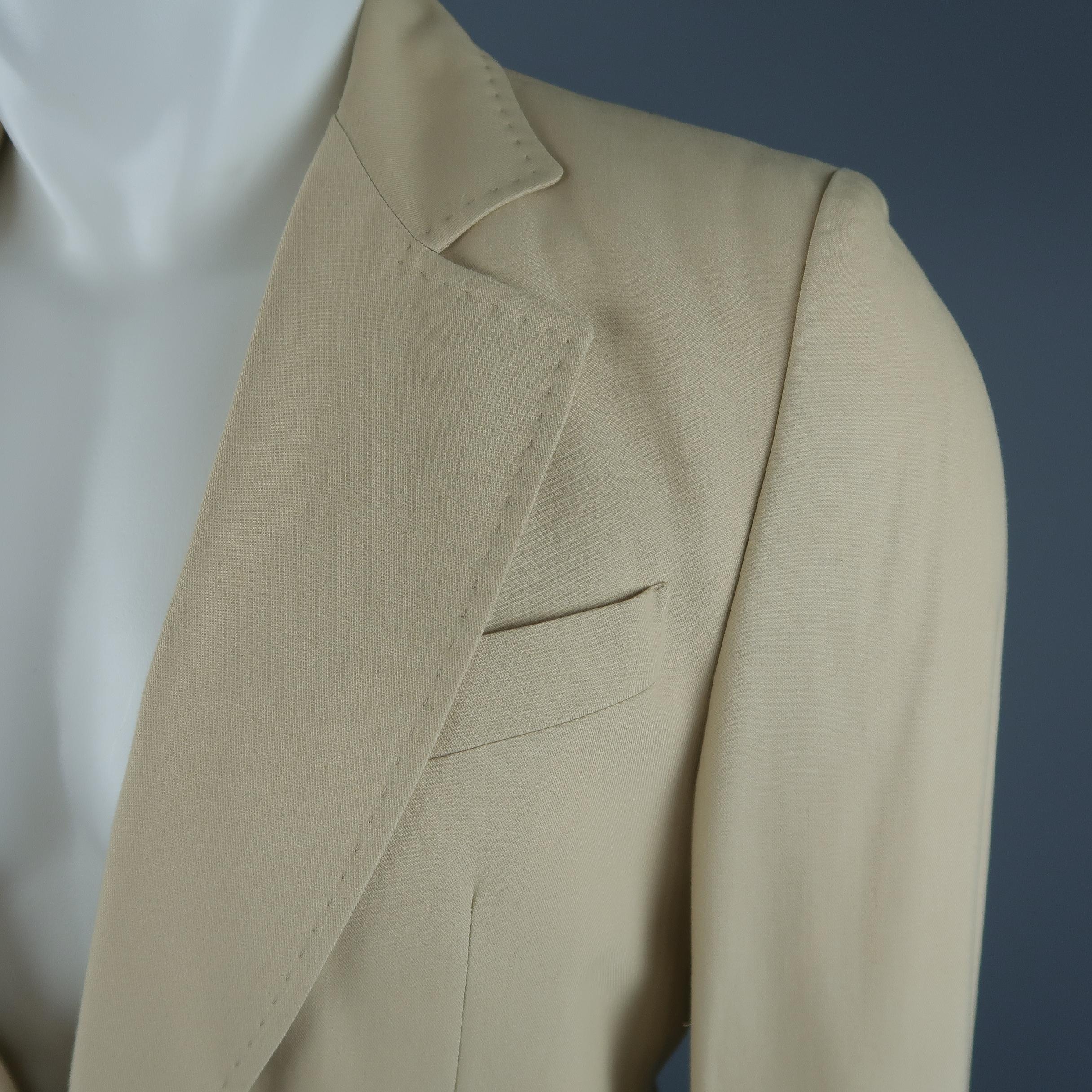 ANN DEMEULEMEESTER sport coat come sin khaki cotton blend twill with a top stitch notch lapel, two button closure, flap pockets, and functional button cuffs. Made in Italy.
 
Excellent Pre-Owned Condition.
Marked: S
 
Measurements:
 
Shoulder: 19