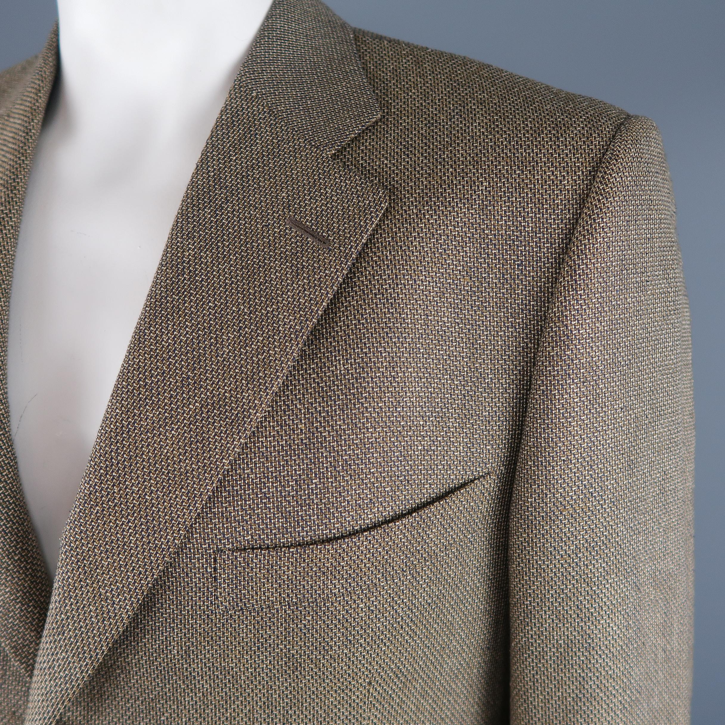 ERMENEGILDO ZEGNA sport coat comes in beige nailhead print woven silk cashmere blend with a notch lapel, with a three button single breasted closure, and double vented back. Made in Italy.
 
Excellent Pre-Owned Condition.
Marked: IT 54
