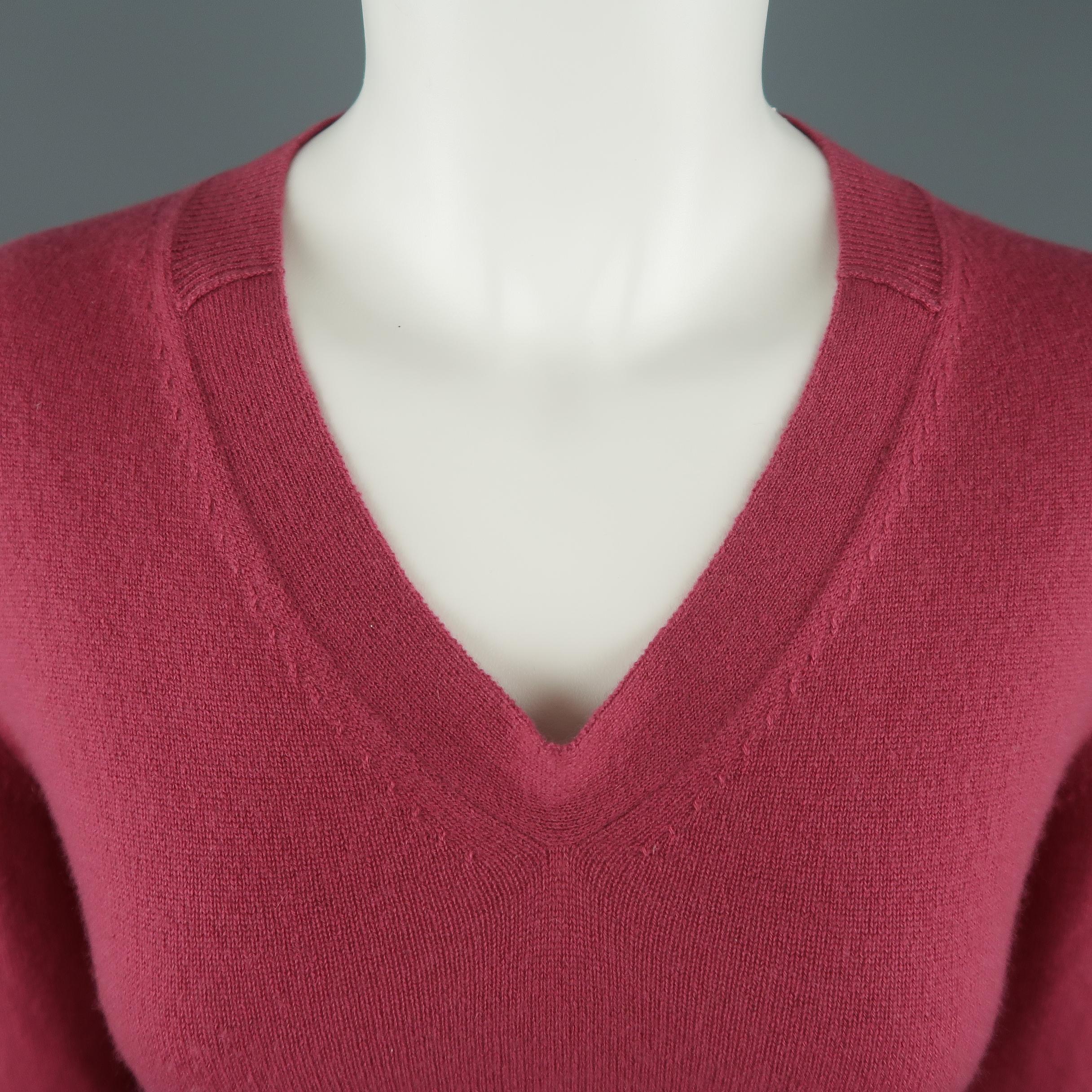 JIL SANDER pullover sweater comes in a light weight muted raspberry pink tone cashmere knit with a V neck and thick ribbed waistband. Made in Italy. Retail price $860,00
 
Good Pre-Owned Condition.
Marked: IT 40
 
Measurements:
 
Shoulder: 17