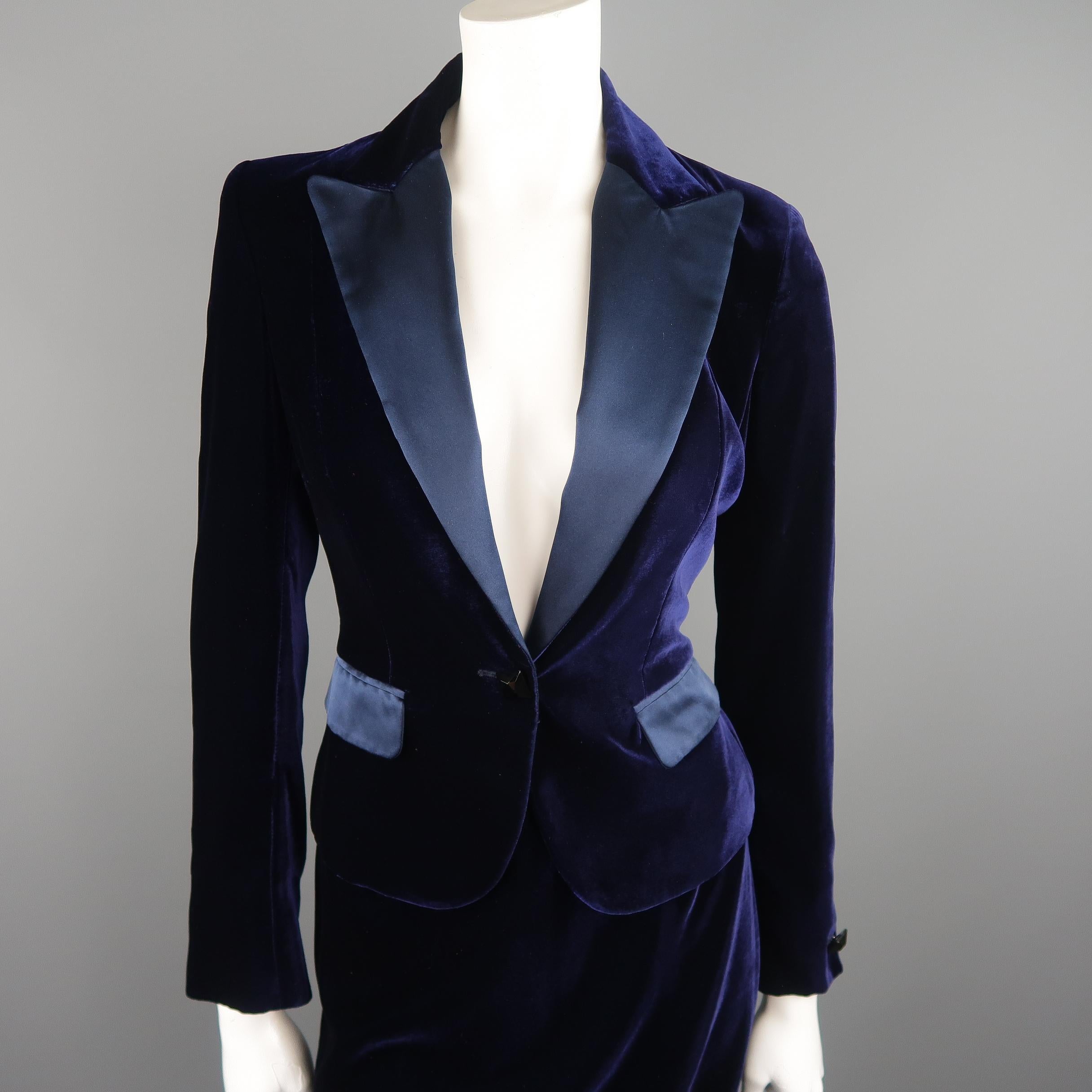 LES COPAINS skirt suit comes in navy blue velvet and includes a cropped, single breasted blazer with a satin lapel, button cuffs, and flap pockets with a matching satin waistband pencil skirt. Made in Italy.
 
Excellent Pre-Owned Condition.
Marked: