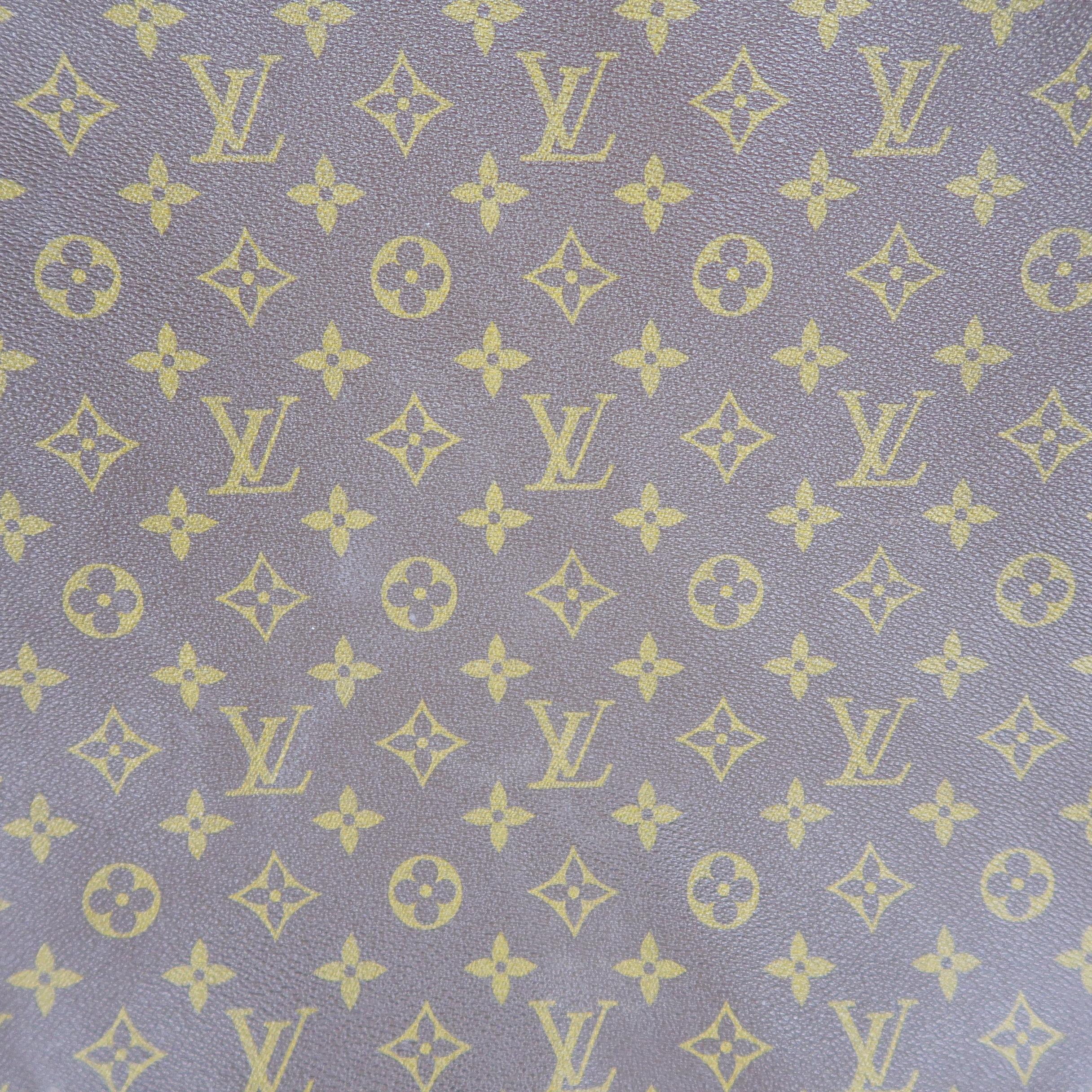 Vintage LOUIS VUITTON luggage interior garment pouch comes in classic brown and tan monogram coated canvas with tan vachetta leather trim, top loops, and top zip closure with lock. Without key and minor aging from storage. As-is.
 
Good Vintage