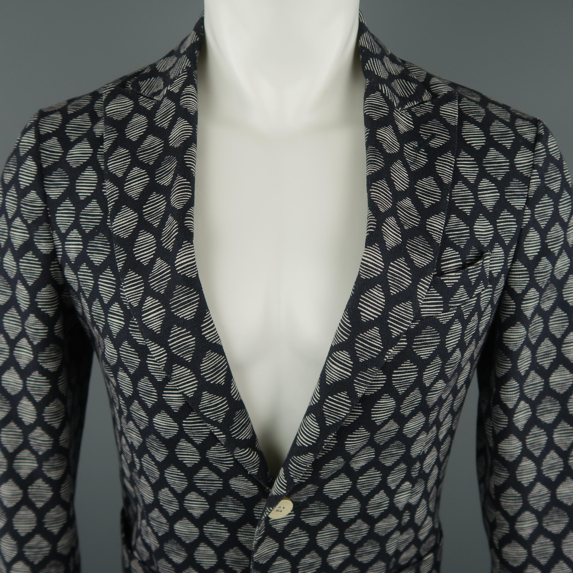 MESSAGERIE short blazer comes in black and grey tones in a printed cotton blend material, featuring a peak lapel, slit and patch pockets, in a slim fit. Made in Italy.
 
Excellent Pre-Owned Condition.
Marked: 46 IT
 
Measurements:
 
Shoulder: 16.5