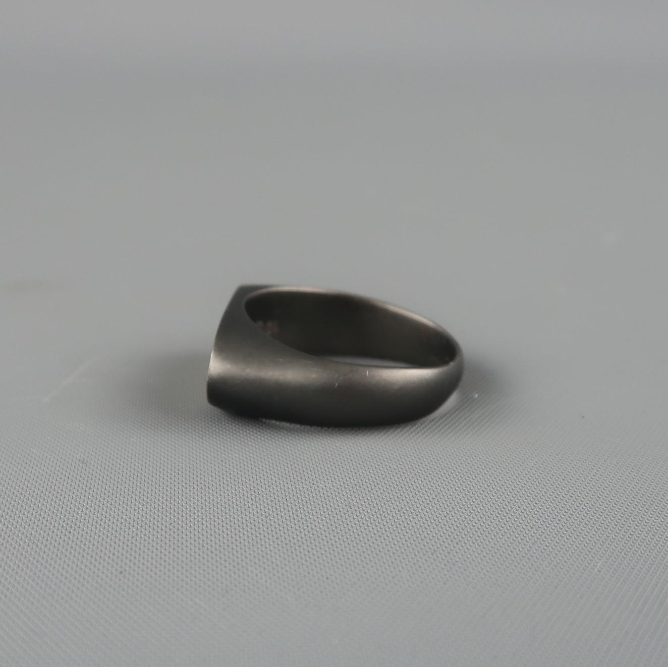 MAISON MARTIN MARGIELA ring comes in gunmetal tone brass with a gold tone scratched texture oval face. With box. Made in Italy.
 
Excellent Pre-Owned Condition.
Fits: 10.5