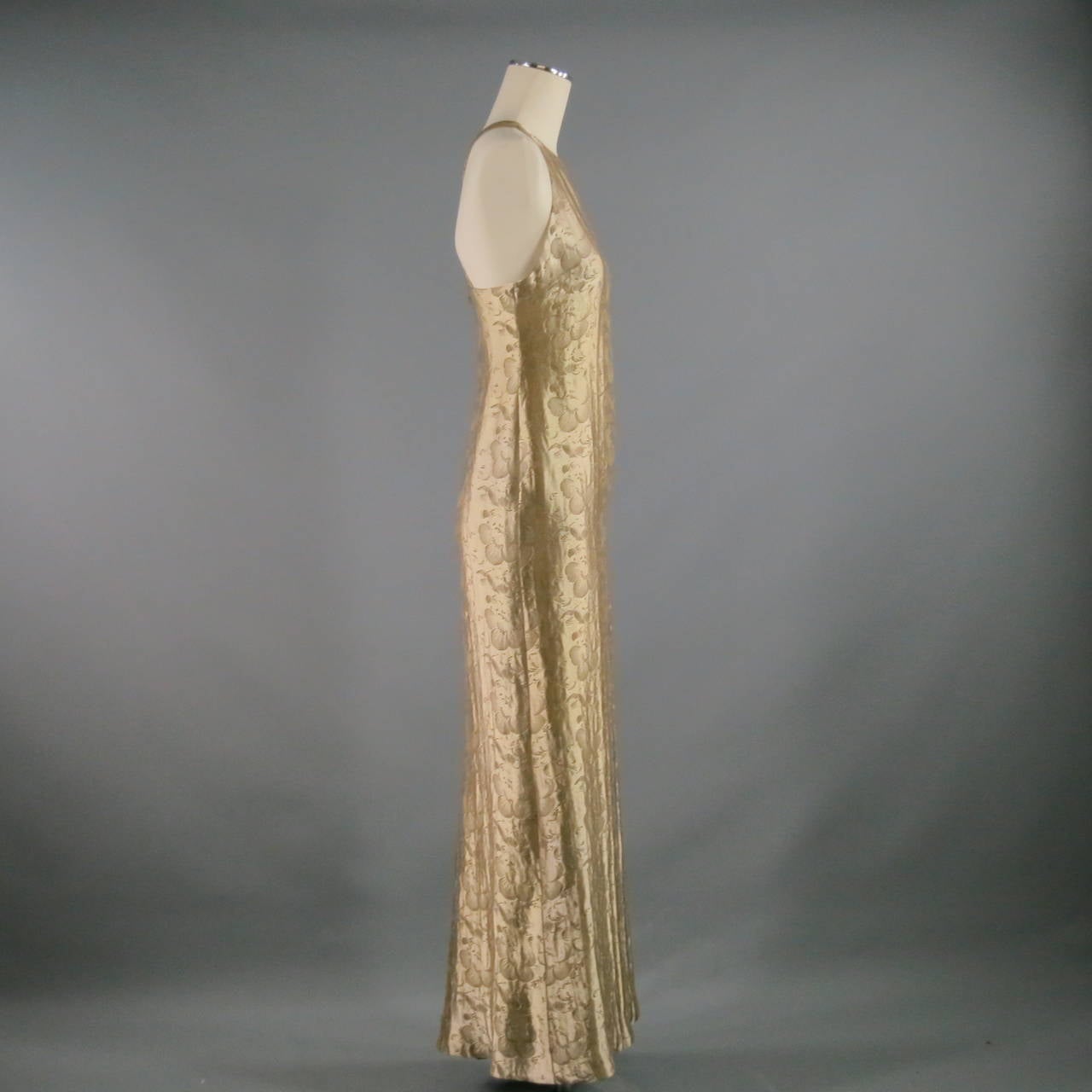 Stunning platinum evening gown from Ralph Lauren Collection. This metallic poly silk dress features a jacquard, floral with criss cross back design. Made in USA

Excellent Pre-Owned Condition
 
Measurements:
Shoulder: 10 inches
Bust: 14.5