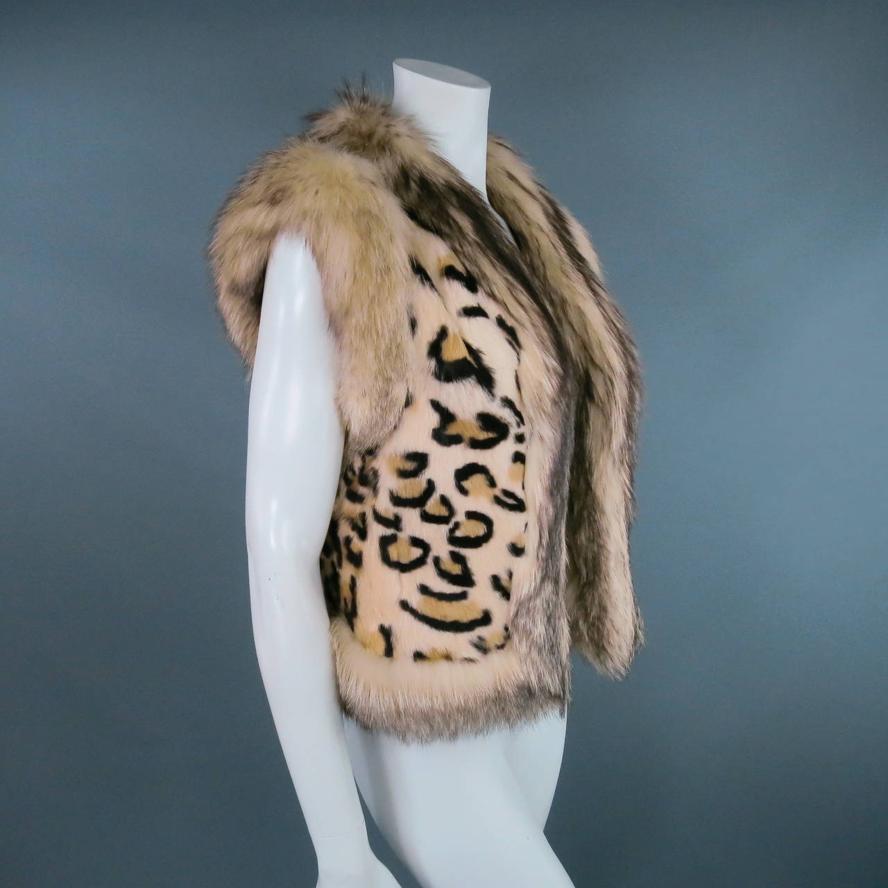 Stunning rabbit fur vest in beige leopard print by VALENTINO. A dramatic statement piece for any occasion. Made in Italy.
 
Excellent Pre-Owned Condition.
 
Measurements:

Bust: 36 in.
Shoulder: 17 in.
Length: 21 in.