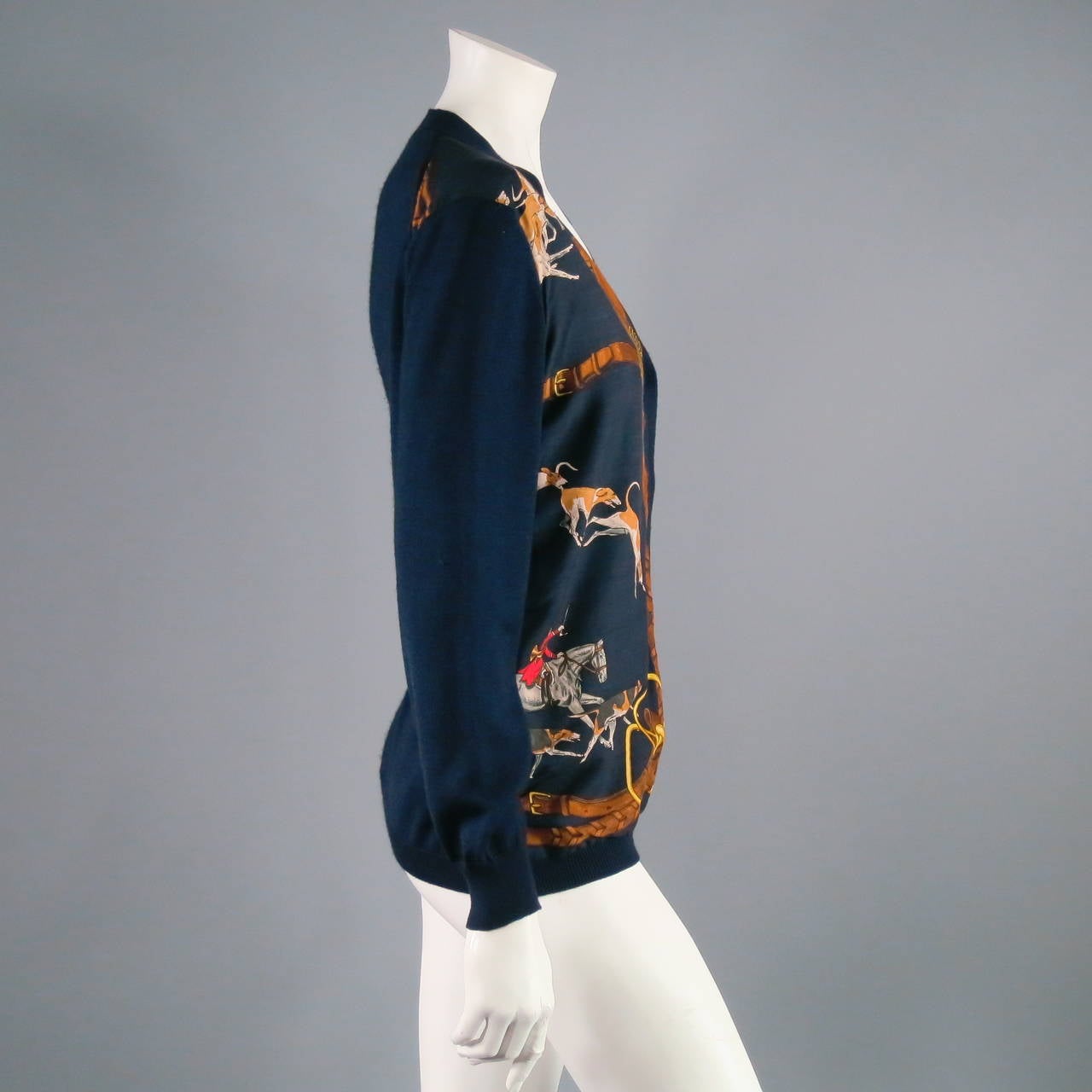 Navy Hermes scarf print cardigan made of cashmere and silk. Made in France.
 
Excellent Pre-Owned Condition
 
Measurements:
Shoulder to shoulder: 16.5 inches
Bust: 18 inches
Waist: 18 inches
Length of cardigan: 26 inches
Length of sleeve:
