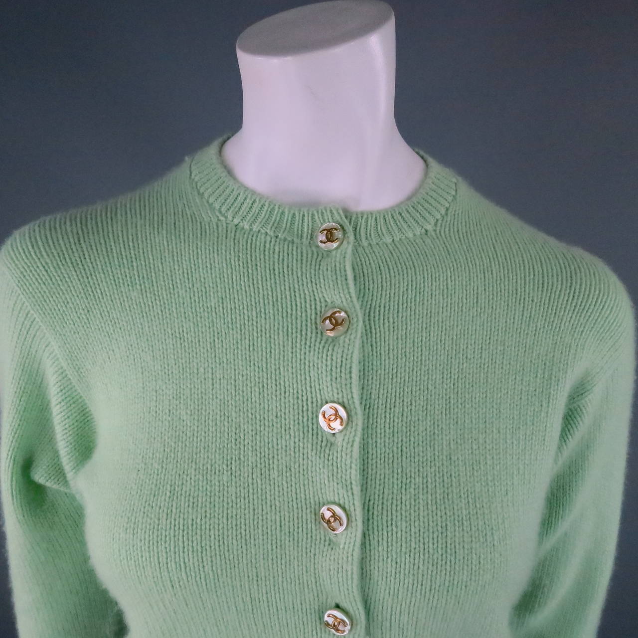 CHANEL Cashmere Sweater. Green and Cream. Made in Scotland. Size 39, US  size 8.