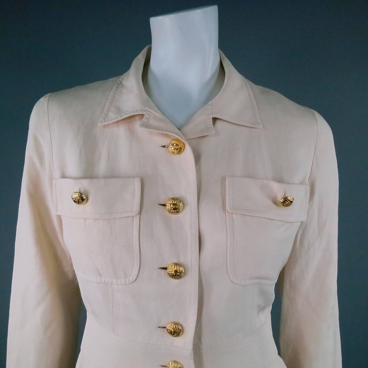 Gorgeous light beige safari jacket by CHANEL. A vintage piece in lightweight silk-linnen, featuring 4 patch pockets, yellow gold 