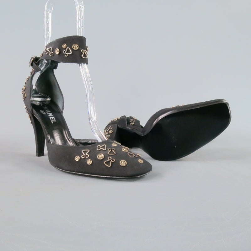 Vintage CHANEL Size 10.5 Hook and Snaps Black Ankle Strap Pumps In New Condition In San Francisco, CA