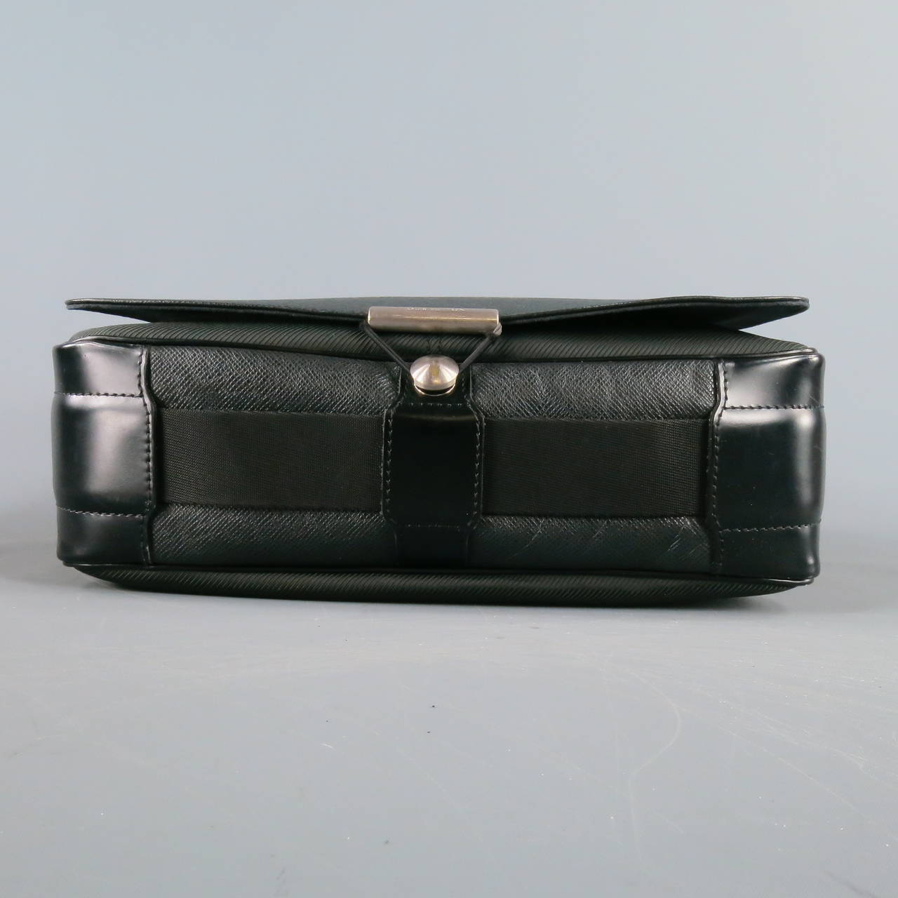 Women's LOUIS VUITTON -VIKTOR- Black Leather Messenger Shoulder Bag
