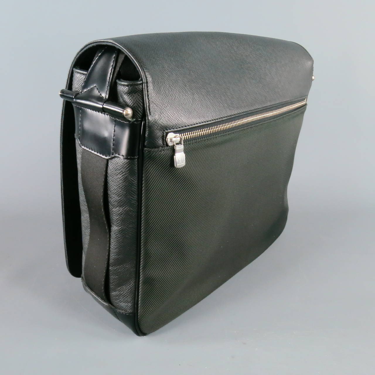 LOUIS VUITTON -VIKTOR- Black Leather Messenger Shoulder Bag In Excellent Condition In San Francisco, CA