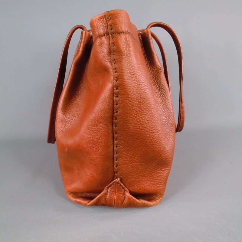 Classic brown leather tote by HENRY BAGUELIN. Simple and hand crafted, this handbag features top stitching, and signature embroidered logo. Including dust bag. Made in Italy.
 
Excellent Pre-Owned Condition.
 
Measurements:
 
Length: 17