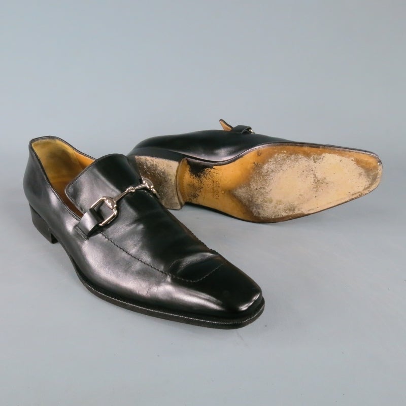 Gucci Slip On Loafers consists of leather material in a black color tone. Designed with iconic horsebit detail in a silver tone, square toe front, tone-on-tone stitching throughout top. Leather inside lining. Made in Italy.
 
Good Pre-Owned