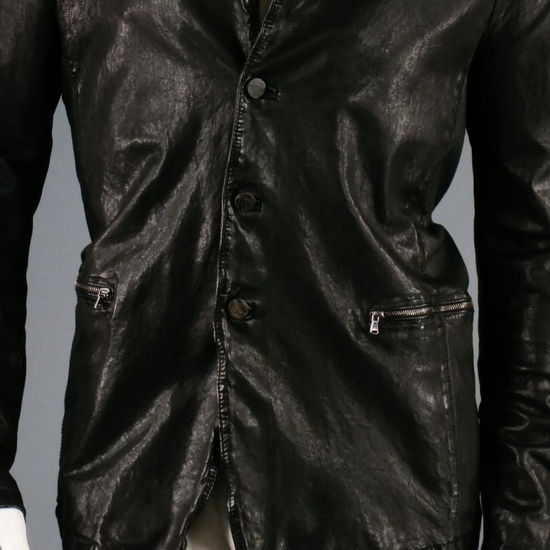 This is a stylish solid black GIORGIO BRATO button up leather jacket featuring narrow fitted arms, zip pockets and silk sleeve lining with cotton lining. Peak Lapel.  Organic Edition. Handmade in Italy.
 
 
Excellent Pre- Owned Condition.
 
Tag