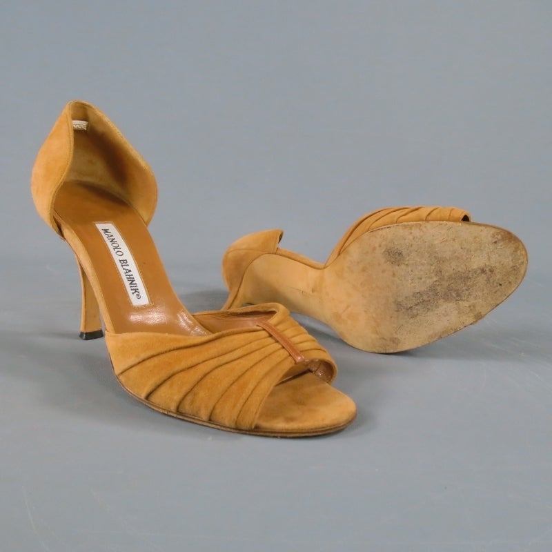 Lovely tan suede D'Orsay stiletto pumps by MANOLO BLAHNIK. A perfect everyday pump for spring summer, this style comes in gorgeous tan suede and features a peep toe with rouched detail and leather band. Made in Italy.
 
Excellent Pre-Owned