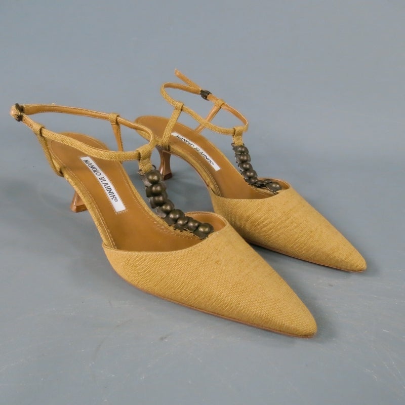 Lovely tan linen spring pumps by MANOLO BLAHNIK. An ankle strap style with low heel featuring a pointed toe and T strap with brass hardware embellishments. A perfect shoe for accessorizing a summer look. Made in Italy.
 
Excellent Pre-Owned