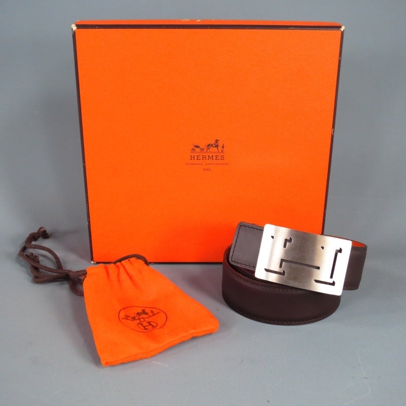 Fabulous two tone reversible belt by HERMES. A coveted style in dual color options, this piece comes in rich chcocolate brown smooth leather and signature 