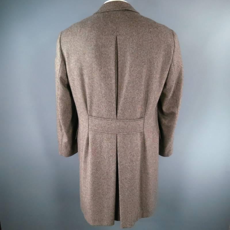 ETRO Coat consists of cashmere material in a taupe color tone. Designed with a
3-button front, notch lapel collar, tone-on-tone stitching seen along body and edges. Includes 2 front flap pockets with inside silk lining that features a multi color