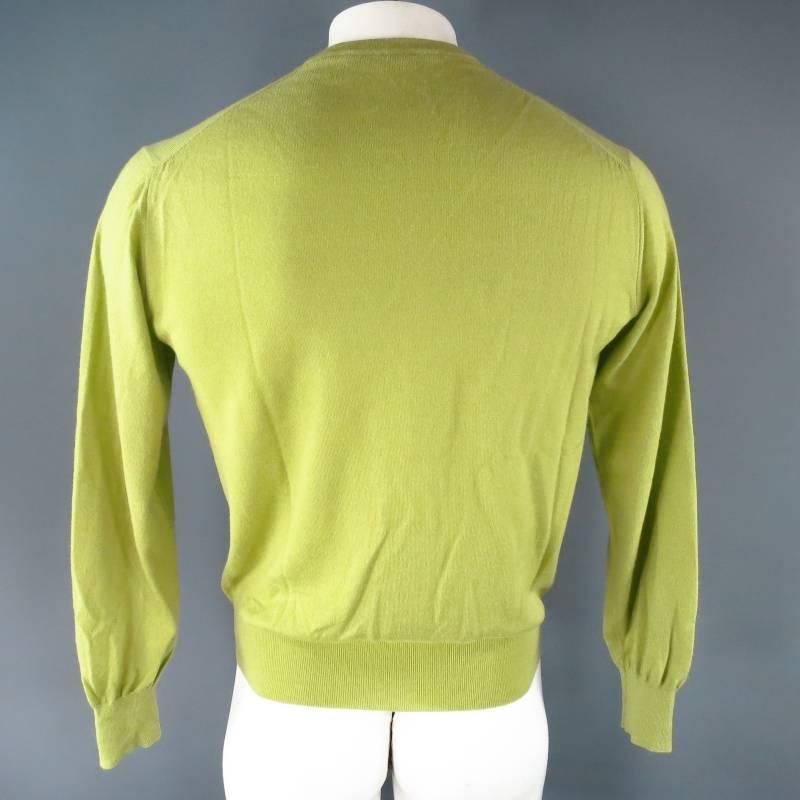 Loro Piana Pullover consists of lana 100% cashmere material in a light green color tone. Designed with v-neck collar, tone-on-tone stitching along shoulder inseam, ribbed cuffs with blousen hem. Made in Italy.
 
Good Pre-Owned Condition
Marked