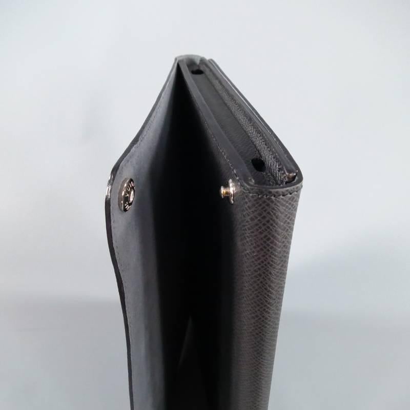 LOUIS VUITTON Black Taiga Leather iPad Case In Excellent Condition In San Francisco, CA