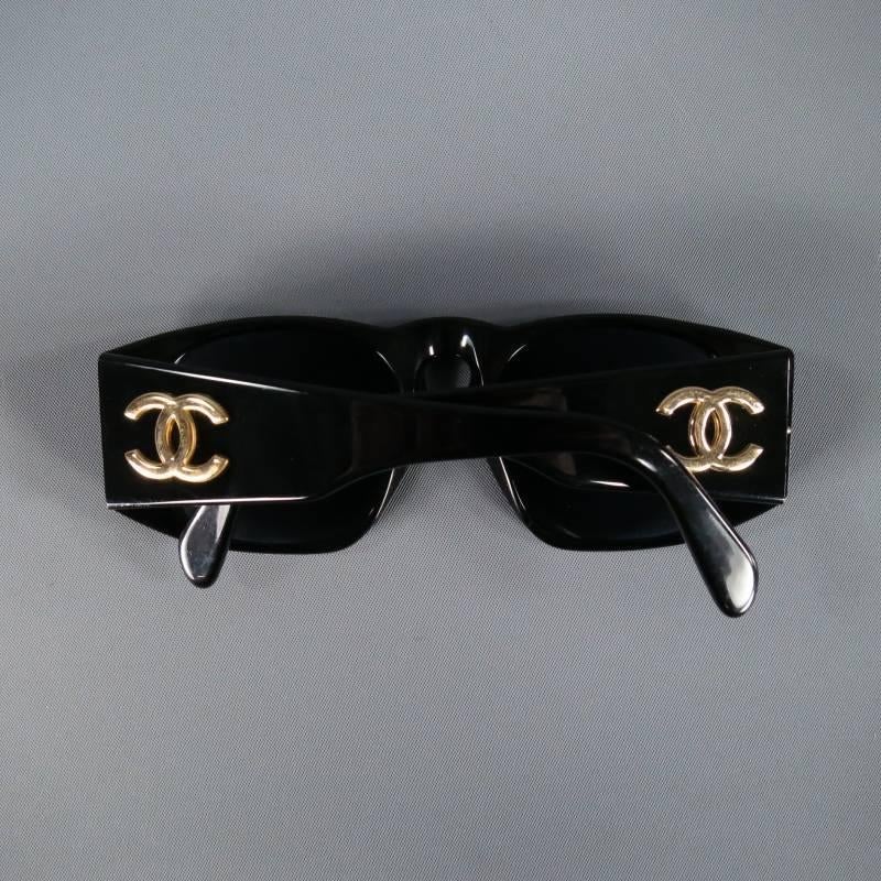 Fabulous vintage CHANEL 01451 sunglasses. This rare iconic style comes in a black acetate with gold tone CC logo on the sides and features a curved flat top shape and black lenses. Includes original case and comes in close mint condition. These are