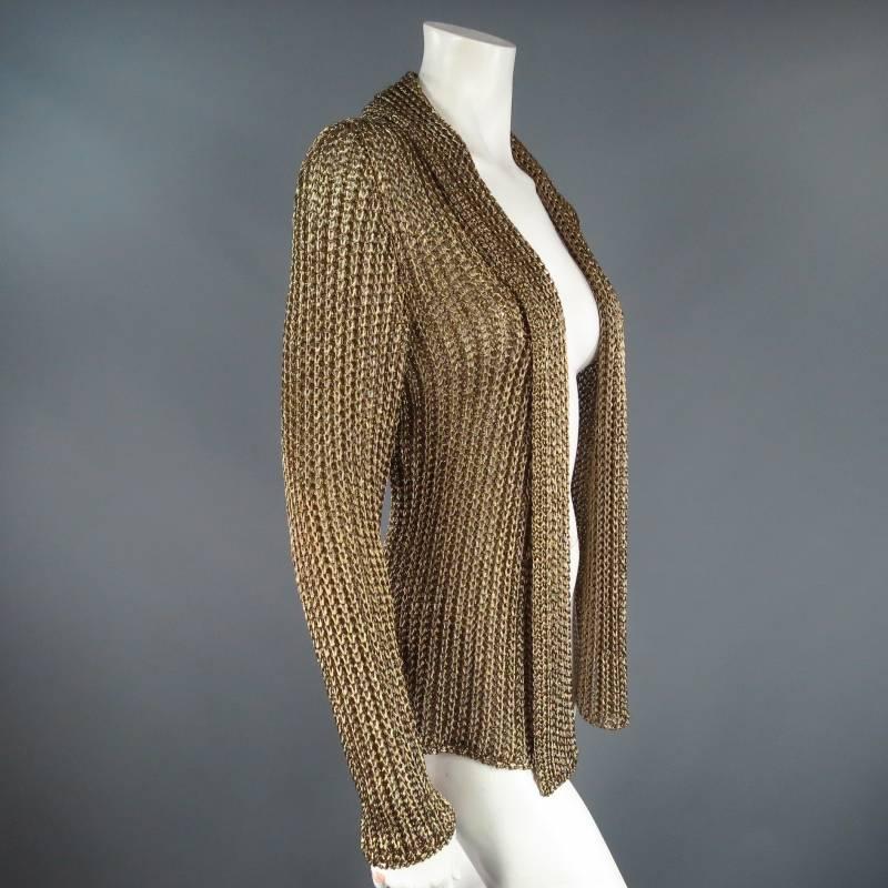 Wunderschöne offene Strickjacke von RALPH LAUREN COLLECTION. Dieses einzigartige Laufstegmodell ist aus goldfarbenem Interlock-Maschengewebe gefertigt und hat lange Ärmel und einen Schalkragen. Ein großartiges Accessoire:: um Ihrem Freizeit- oder
