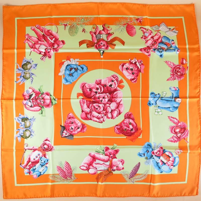 Schöner:: leuchtend orangefarbener Seidenschal von Hermes mit dem grafischen Motiv 