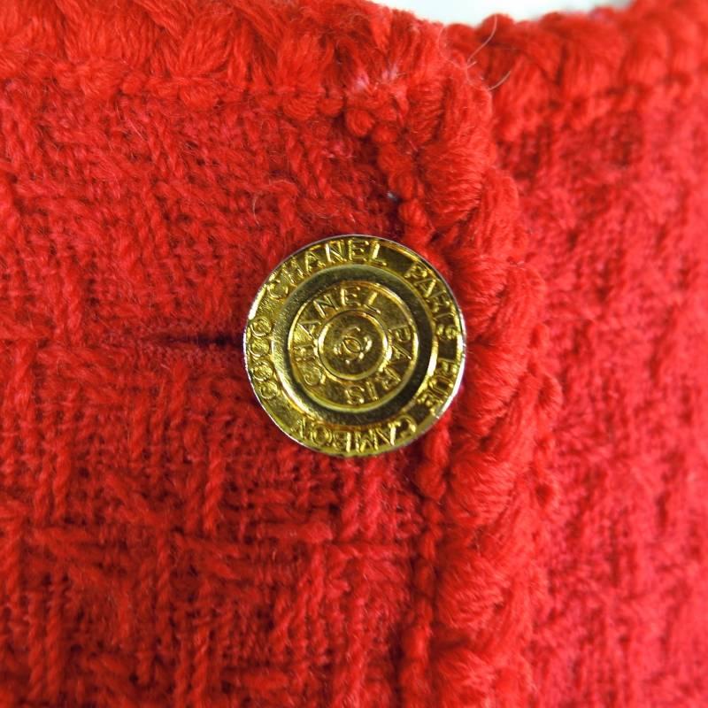 Vintage 1980s 1990s CHANEL Size M Red Wool Tweed Gold Button Hourglass Jacket In Fair Condition In San Francisco, CA