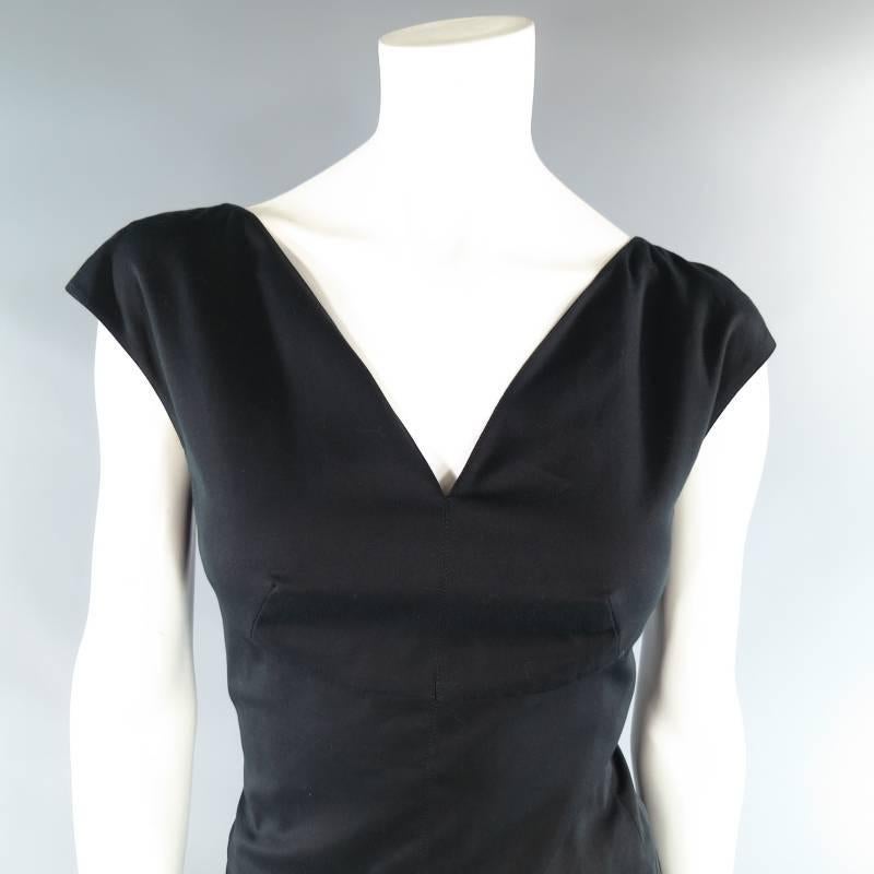 This sleeveless CHANEL Spring 2004 collection dress comes in a light weight black cotton and features a deep V neck dart and underbust seam bodice, pleated skirt, and frayed hemline. Made in France.
 
Excellent Pre-Owned Condition.
 
Shoulder: