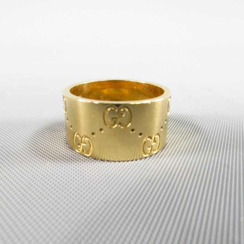 GUCCI 18K Gold Monogram Engraved Icon Band Ring In Excellent Condition In San Francisco, CA