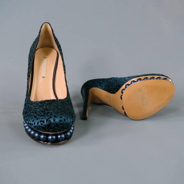navy pumps size 9