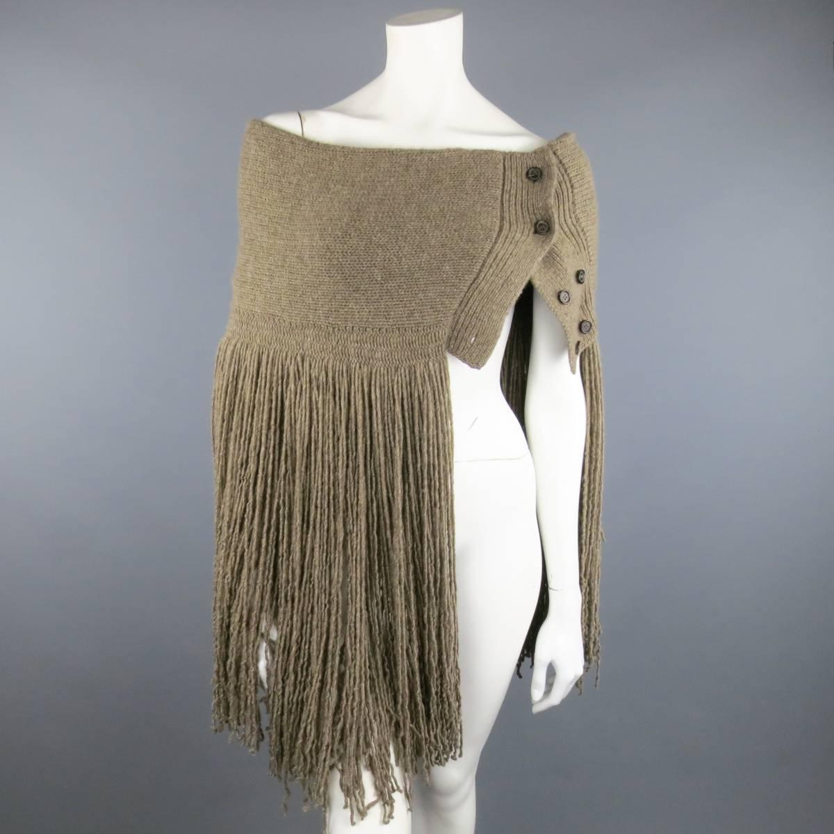 RALPH LAUREN COLLECTION variegated taupe cashmere scarf includes an oversized shawl collar with layered fringe, button closure with option to wear snug or off-shoulder. Featured in F/W 2015. Tags removed. As-Is. Retails at $1590.00.
 
Excellent