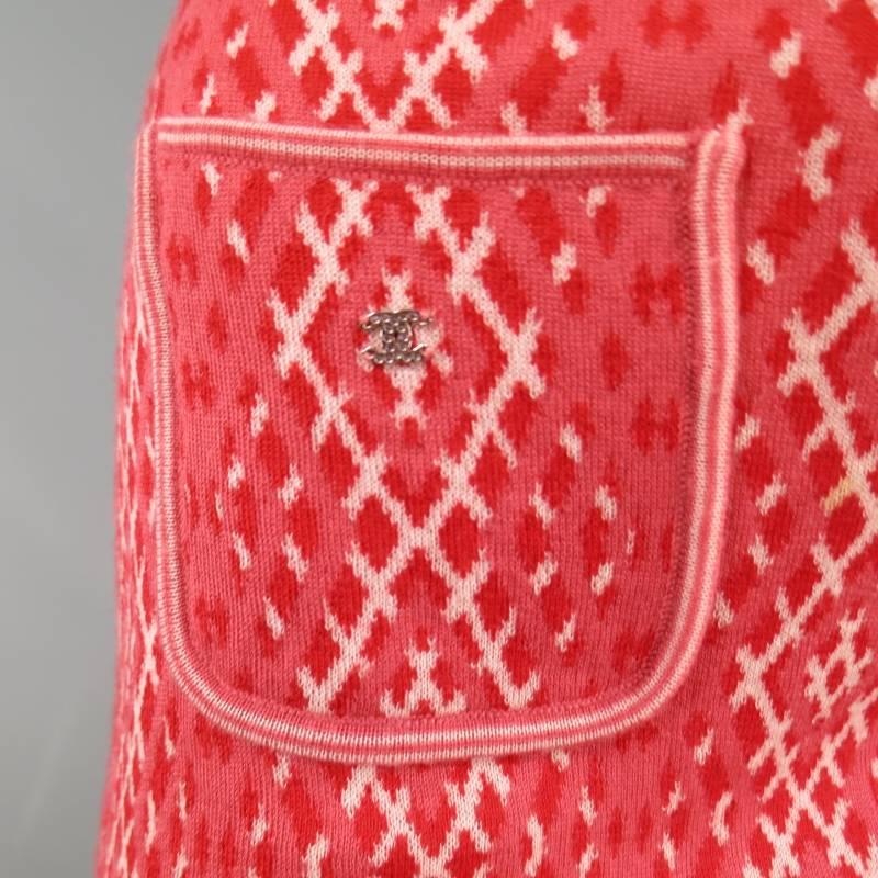 This rare CHANEL Fall 2003 Satellite Love Collection skirt comes in a pink and red rhombus argyle pattern cashmere knit with pocket and slit. Made in France.
 
Excellent Pre-Owned Condition.
Marked: 40
 
Measurements:
 
Waist: 28 in.
Hip: 38