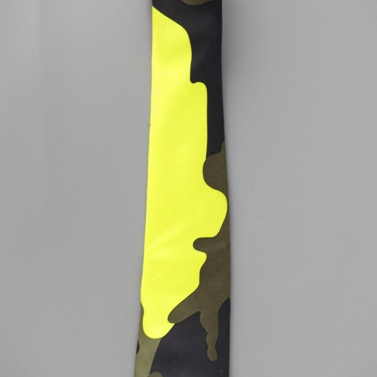 VALENTINO dress tie comes in large scale camouflage print with hues of olive, black and neon green. Made in Italy.
 
Excellent Pre-Owned Condition.
 
Width: 3.25 in.

SKU: 83861