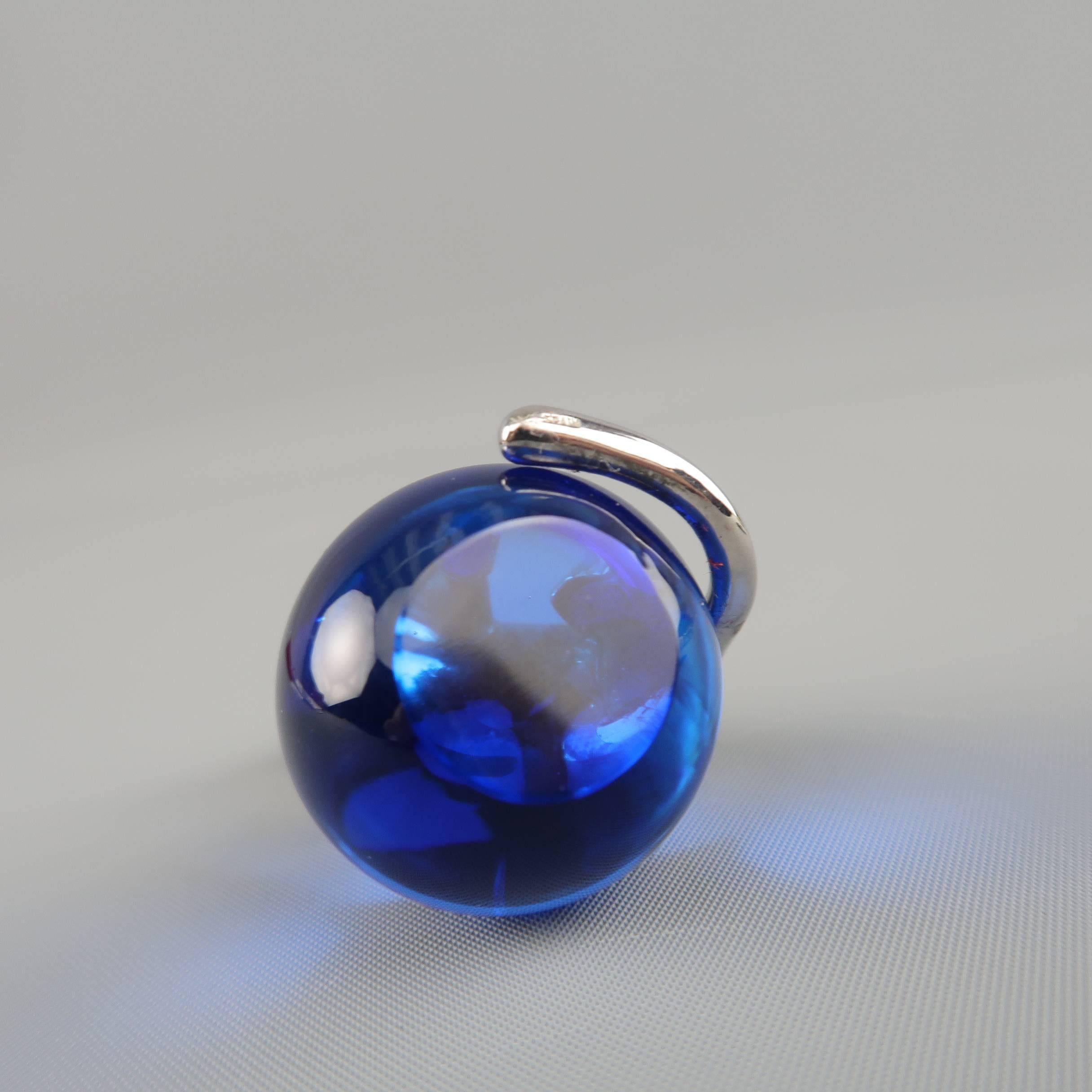 CARTIER mini paperweight features a polished sterling panther on a royal blue glass crystal ball. Includes original suede dust bag and Certificat. Made in Spain.
 
Good Pre-Owned Condition.
Marked: 925 SPAIN
 
Height: 2.25 in.
Width: 1.45 in.

SKU: