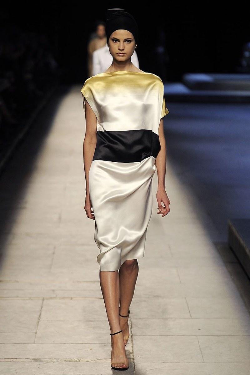 Dries Van Noten Spring 2009 shift dress comes in cream silk with yellow striped gradient top, asymmetrical pleated side, half sleeve, and oversized silhouette. Some wearw. Made in Italy.
 
Good Pre-Owned Condition.
Marked: 36
 
Measurements:
