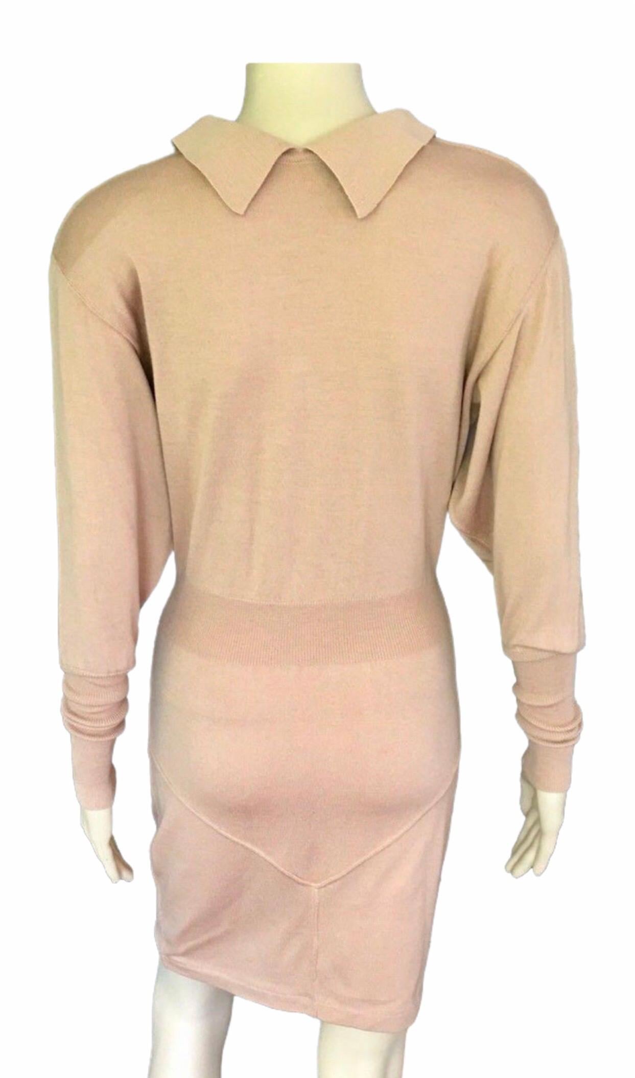 Azzedine Alaia Vintage Iconic Fitted Plunging Neckline Mini Dress Talla M

Minivestido Alaïa de punto melocotón con cuello en punta, hombros estructurados, mangas largas y cierre de botones en el centro.

Estado: Hay una pequeña reparación debajo