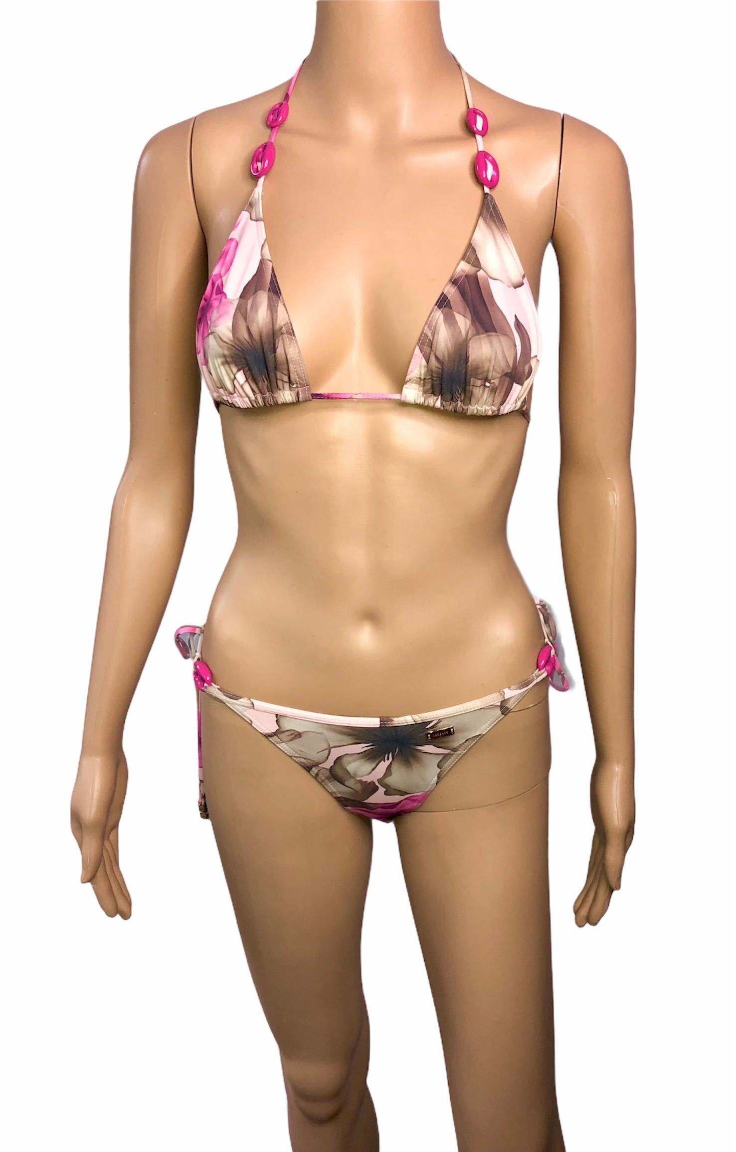 Versace c.2003 Ensemble de bikinis deux pièces imprimé floral embelli Maillot de bain Maillots de bain Excellent état - En vente à Naples, FL