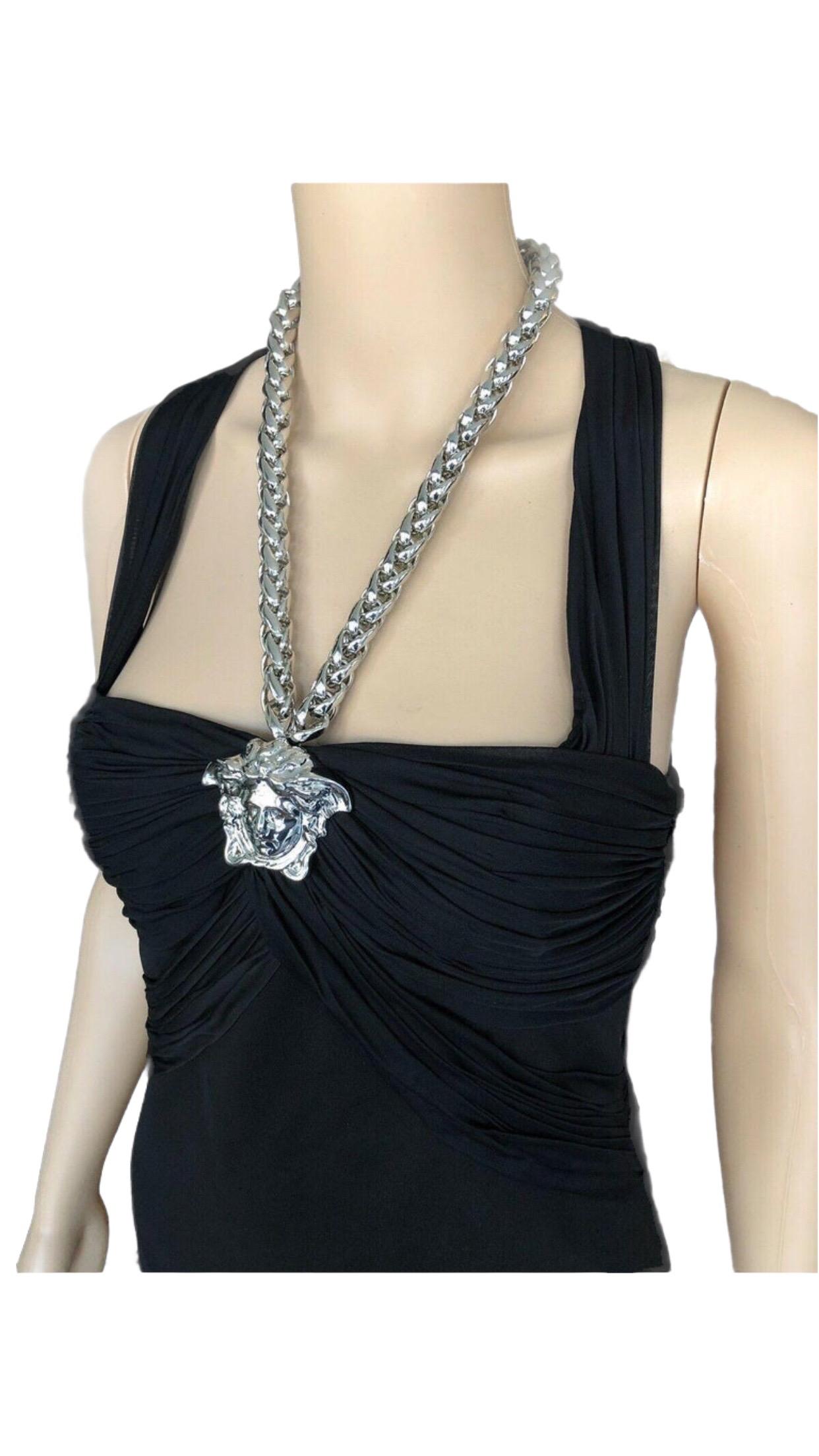 Versace - Mini-robe noire ornée de Méduse  en vente 1