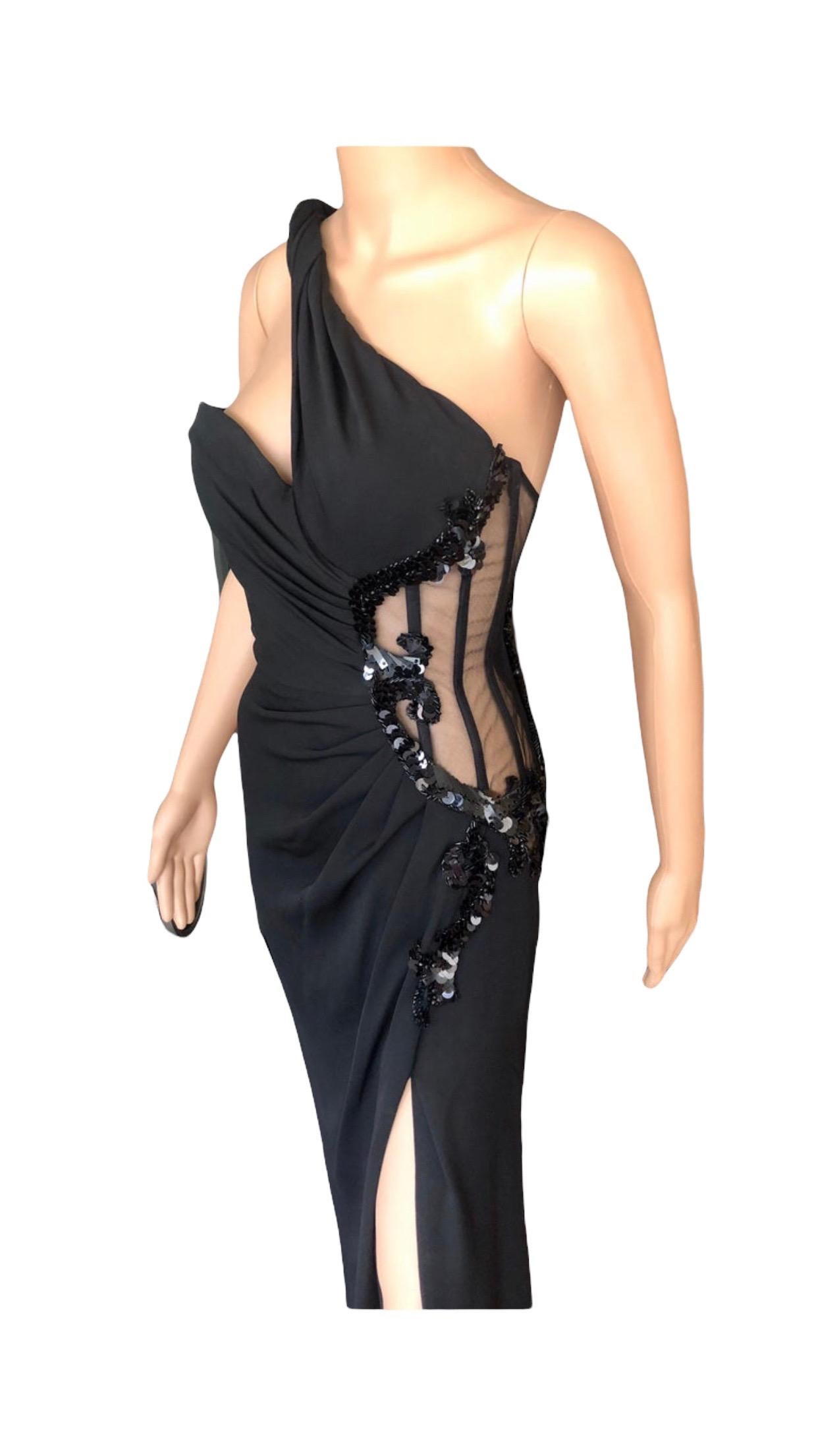 Versace Vestido de noche negro con corpiño adornado y transparencias en un hombro en venta 5