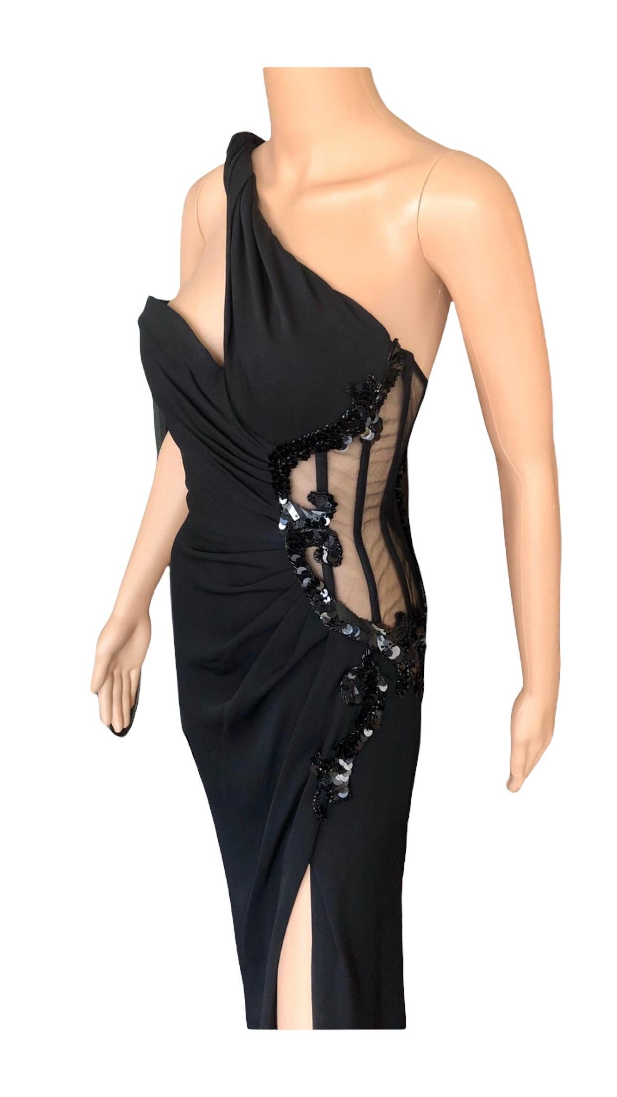 Versace Vestido de noche negro con corpiño adornado y transparencias en un hombro en venta 7
