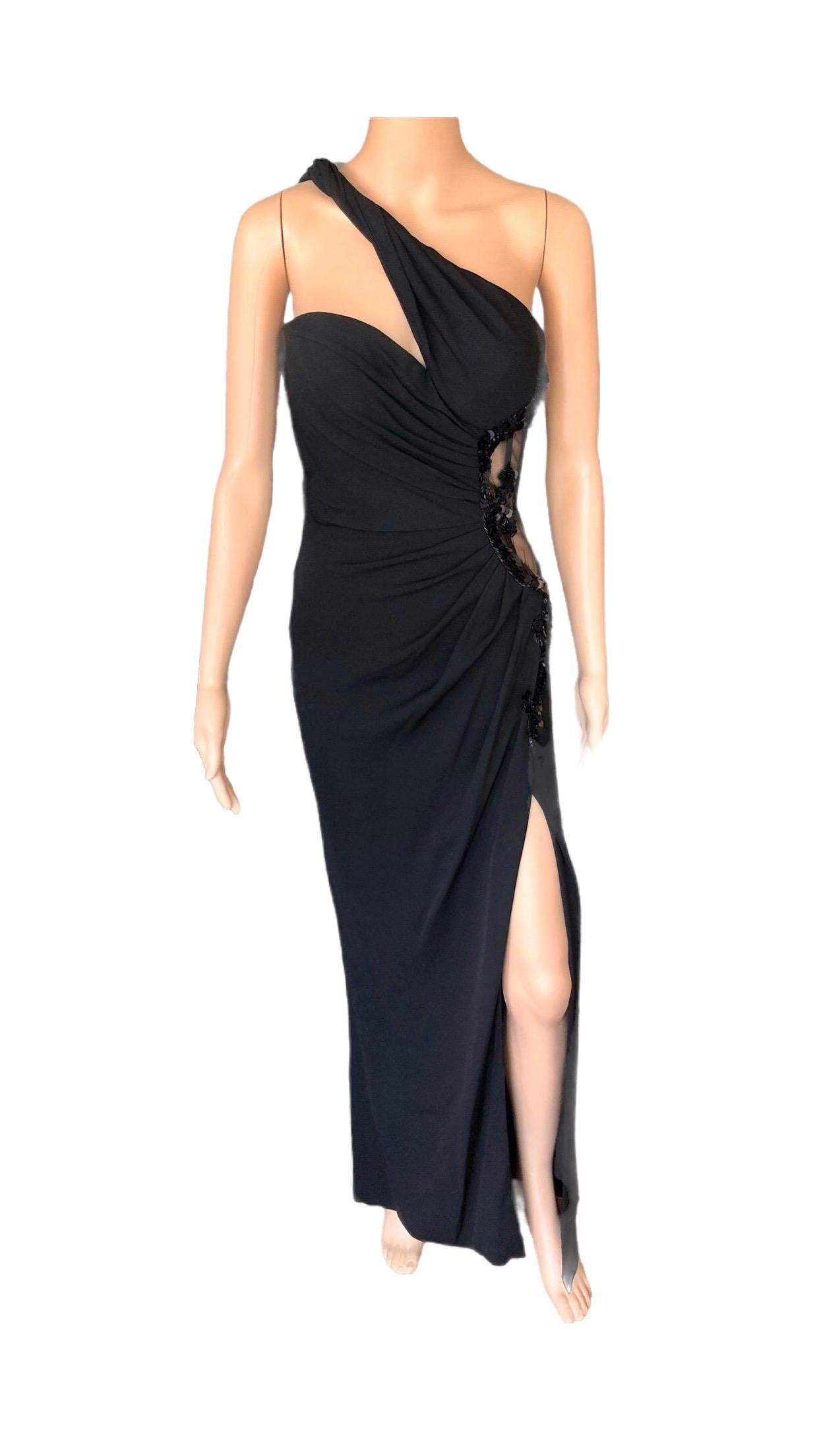 Versace Vestido de noche negro con corpiño adornado y transparencias en un hombro en venta 10